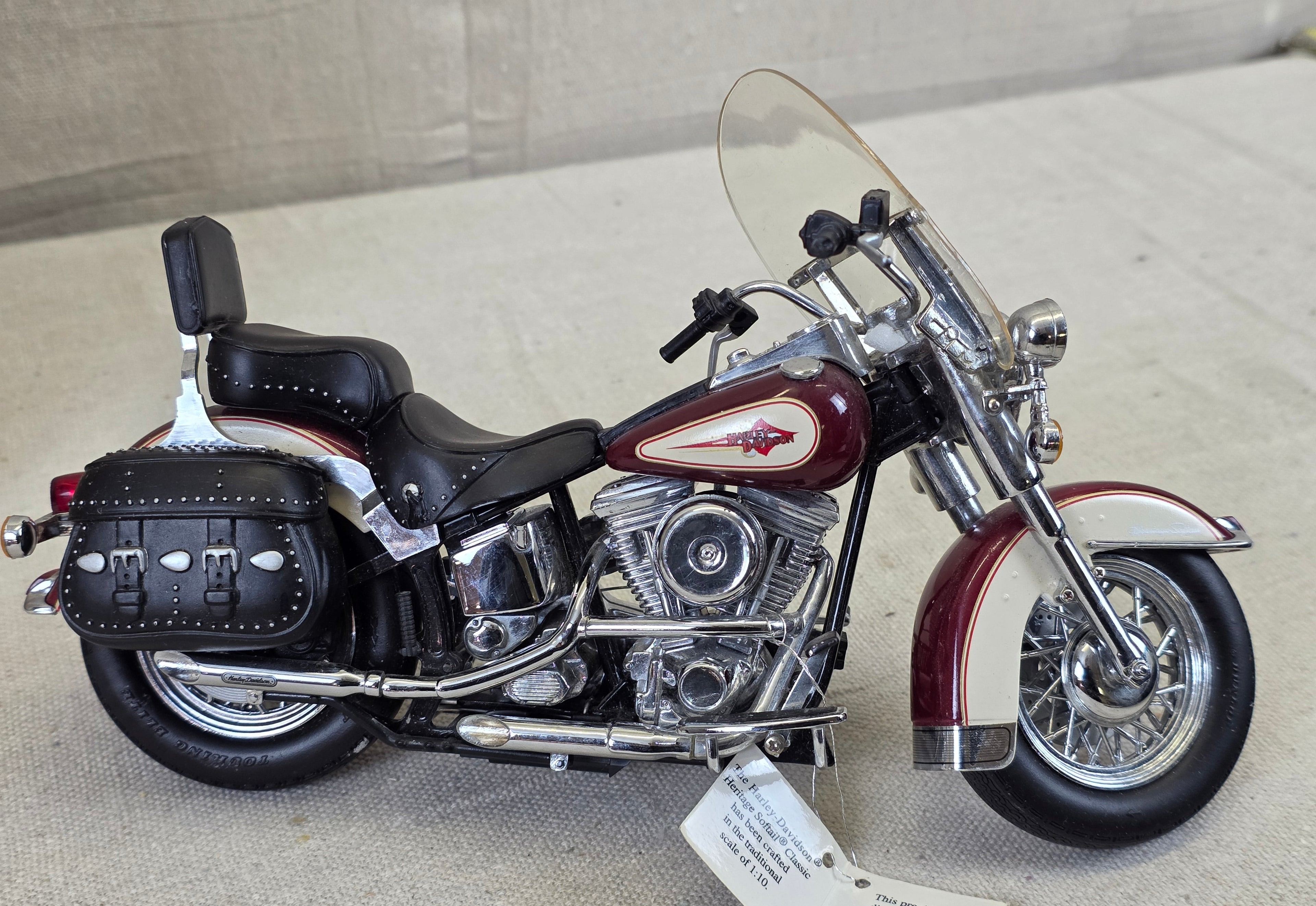 Franklin Mint Harley Davidson Heritage Softail Classic 1/10 Motorcycle